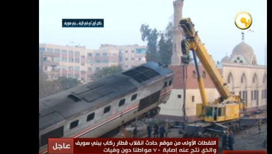 بالفيديو..عاجل : اصطدام قطار بني سويف بكتل خرسانية أسفر عن اصابة 71 راكبا