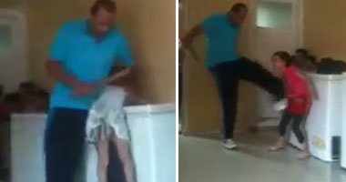 مدير يضرب اطفال ايتام بوحشية