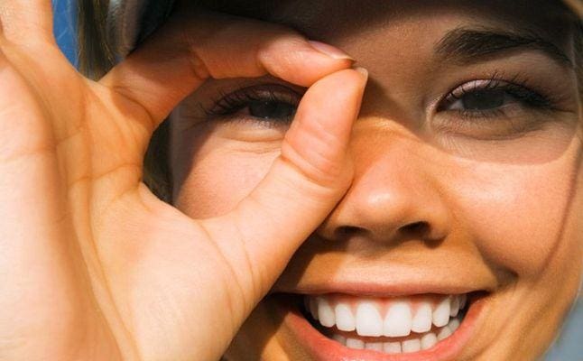 0حيلة بسيطة تجعلم تستغني عن النظارة