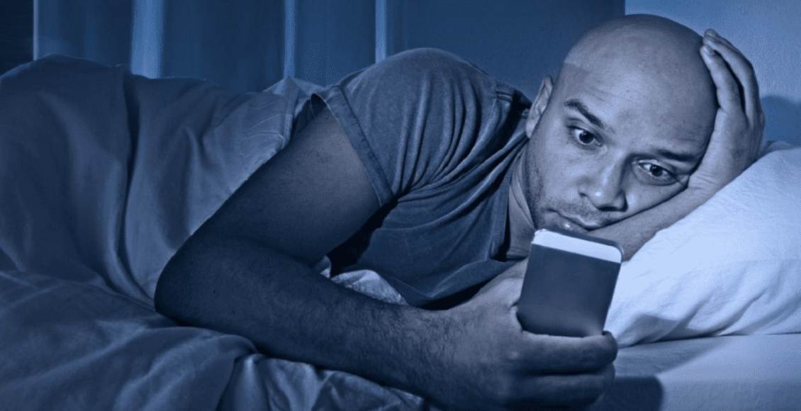 استخدام الهاتف في السرير ليلا يزيد من خطر الإصابة بسرطان الأمعاء