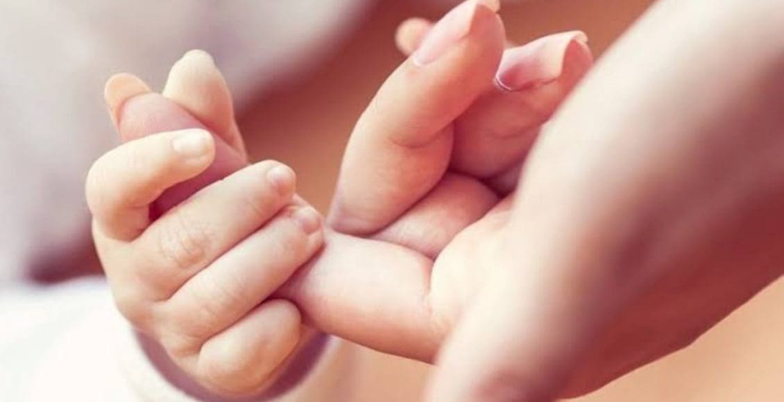 بعد 20 عامًا من الفراق غريزة الأمومة تقود أم سعودية لابنتها بالصدفة