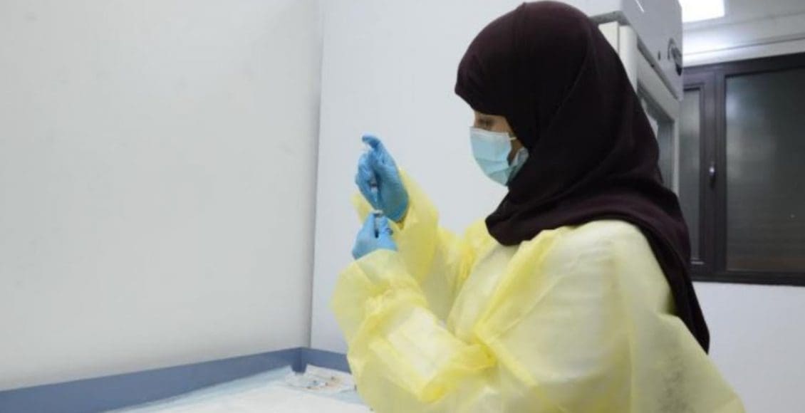 هل يمكن أخذ جرعتين من لقاحات كورونا للقاحين مختلفين .. الصحة تجيب
