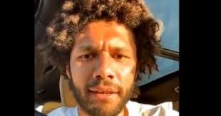 اللاعب محمد النني يتلو آيات من القرآن الكريم في سيارته 