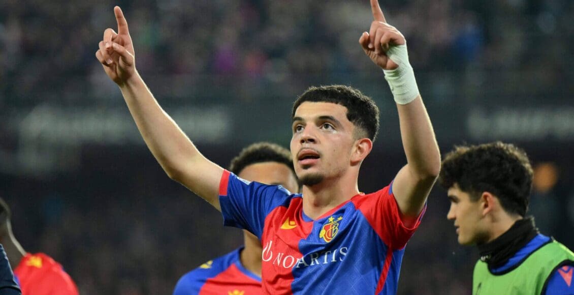 لاعب بيرنلي رقم 25 زكي أمدوني