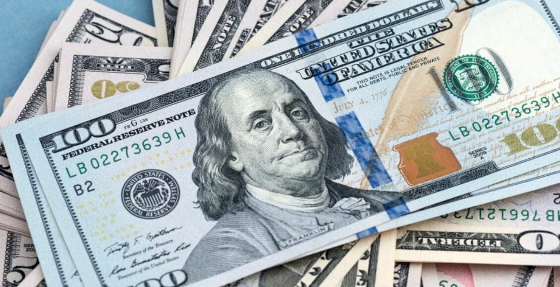 الهدوء يخيم على سعر الدولار في البنوك والسوق السوداء بعد شهر من تعويم الجنيه