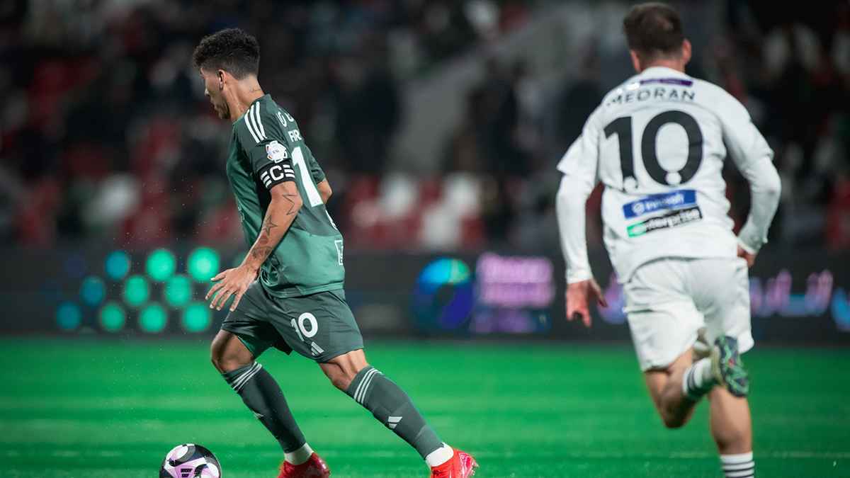 تردد القناة الناقلة لمباراة الاتفاق ضد الأهلي في دوري روشن السعودي 2025 والتشكيل المتوقع